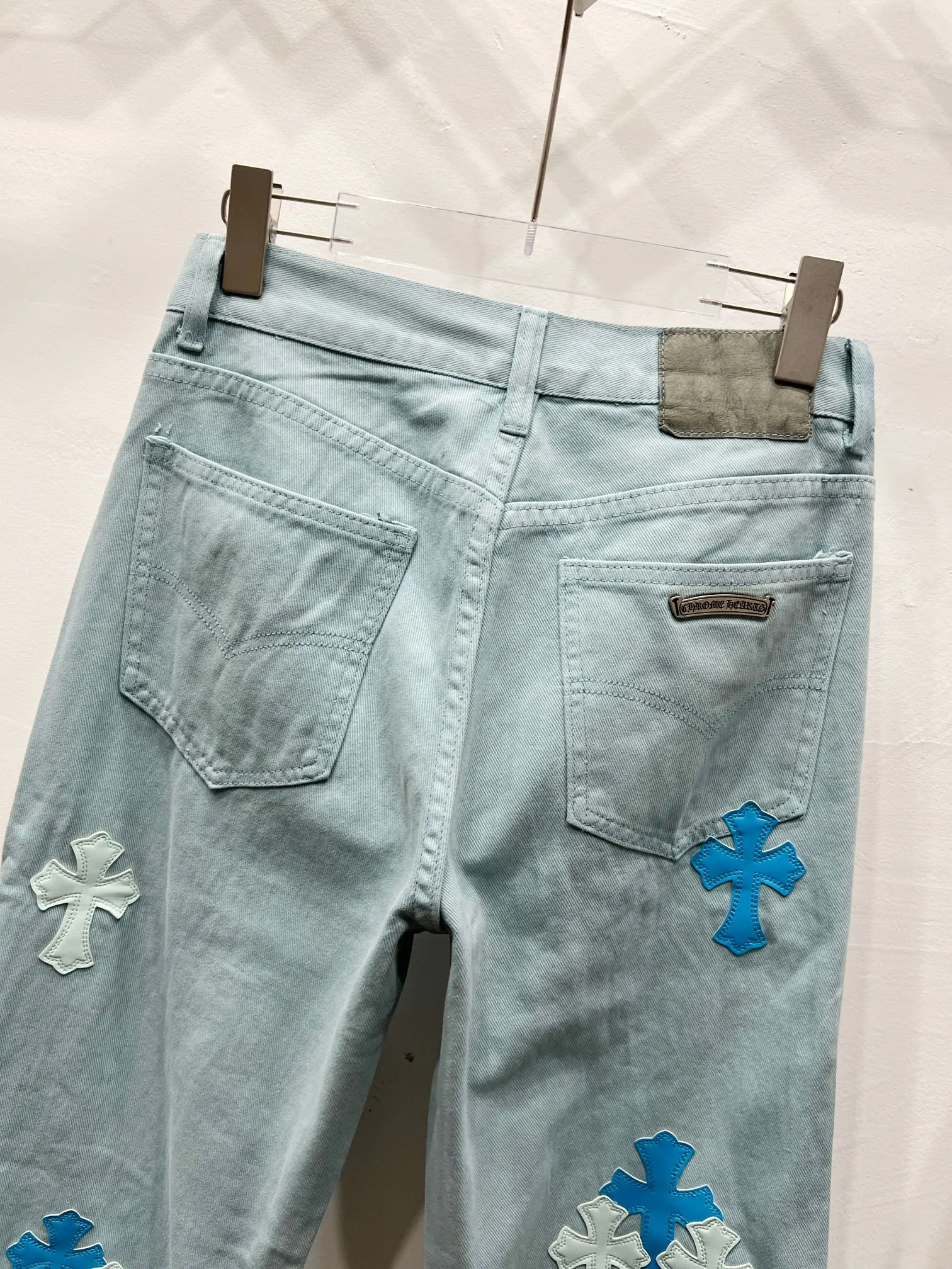 P280 Style number: (c035) Chrome hearts CH co-branded Drak ice blue Miami jeans exude uninhibited personality and unique charm. Every wear and tear is carefully designed to present a unique artistic feel. Made of imported denim fabric, which has undergone heavy industrial washing and destruction treatment, the trousers show a super cool effect on the upper body, allowing you to dominate the fashion stage.  This is more than just a pair of jeans, it is an expression of attitude. With its unique design concept and ultimate pursuit of details, Croxin breaks traditional boundaries and defines the jeans trend in the new era. The trousers are made of double-layer woven fabric with customized hardware. Italian-made special cowhide is printed and cut. Custom-made sheepskin three-layer thick-line leather. The whole body is spliced ​​in heavy water washing. Craftsmen hand-splash ink. You can see the details. Three-dimensional cutting version. Loose and comfortable, not flattering. Makes taller and slimmer. Factory quality. Original quality control. Same style for men and women. Can be matched with couples. Versatile recommendation. Must-have jeans for all seasons. Color: ice blue. Size: 28-30-32-34.